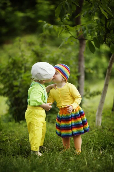 Menino com uma menina em roupas coloridas brilhantes — Fotografia de Stock