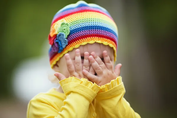 Little girl with playing hide-and-seek — Stock Photo, Image