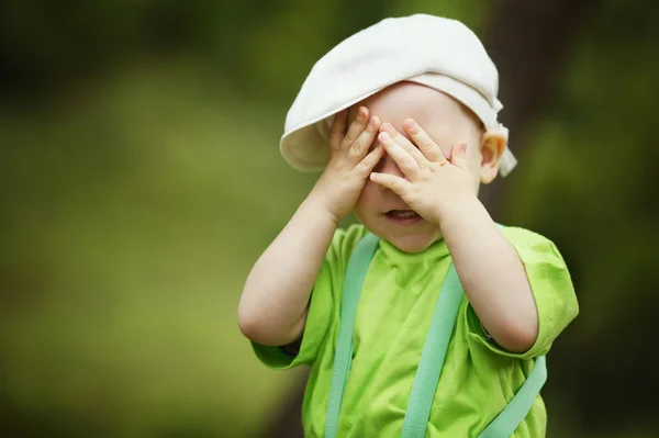 Pequeño niño juega a las escondidas — Foto de Stock