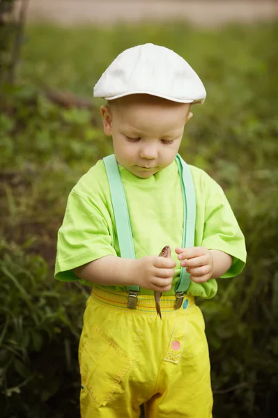 Liten pojke med fisk — Stockfoto