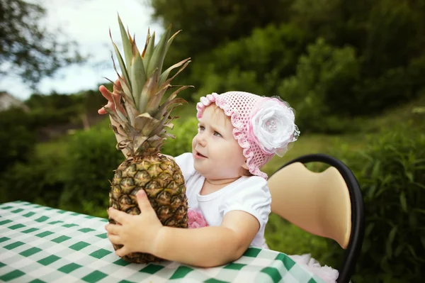 Dulce chica divertida con piña — Foto de Stock