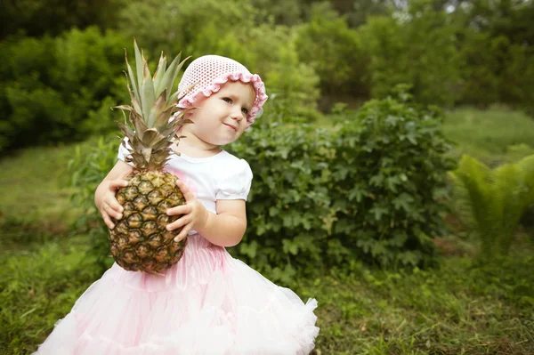 Douce fille drôle avec ananas — Photo