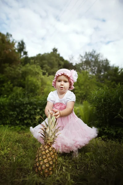 Dulce chica divertida con piña —  Fotos de Stock