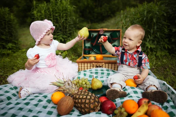 Jongen en meisje op picknick in het park — Stockfoto