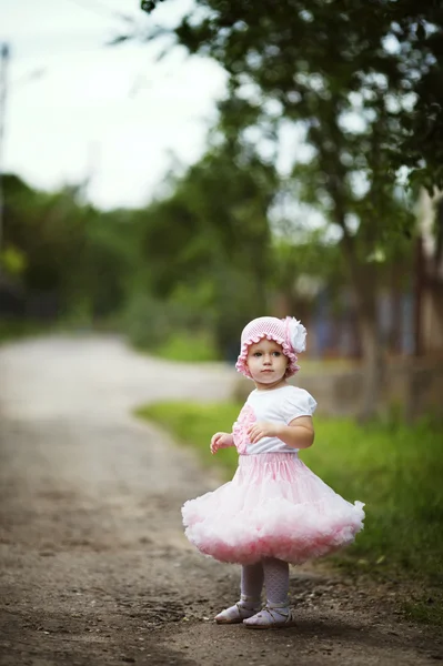 Маленькая девочка в платье на открытом воздухе фото — стоковое фото