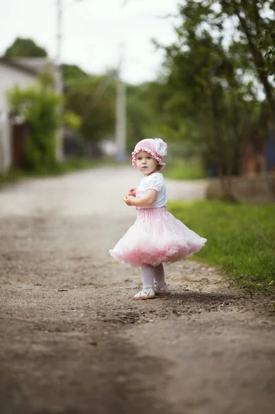 小さな女の子がドレスの屋外写真 — ストック写真