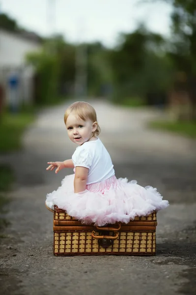 Carina bambina con valigia — Foto Stock