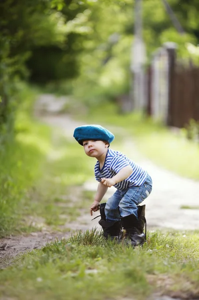 Grappige kleine jongen in uniform — Stockfoto