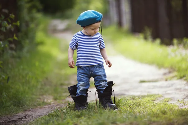 Grappige kleine jongen in uniform — Stockfoto