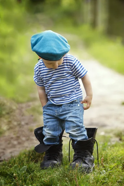 Rolig liten pojke i uniform — Stockfoto