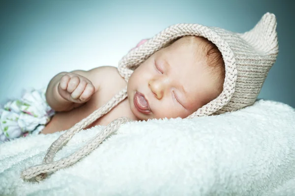 Wenig lustiges schlafendes Baby — Stockfoto