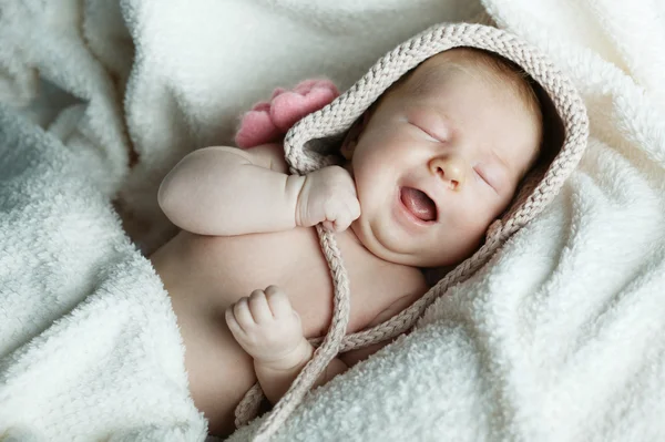 Маленький смешной сонный ребенок — стоковое фото