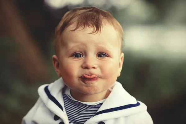 Lindo dulce bebé muestra lengua —  Fotos de Stock