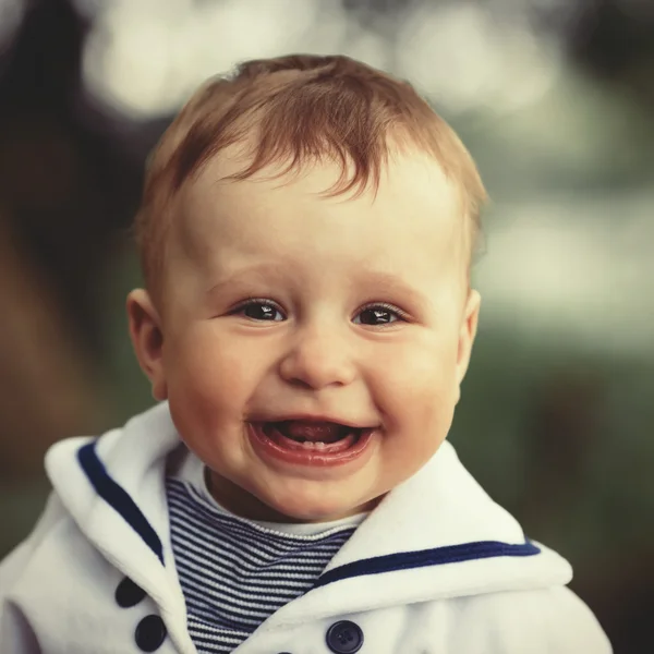 Menino feliz com grandes olhos retrato — Fotografia de Stock