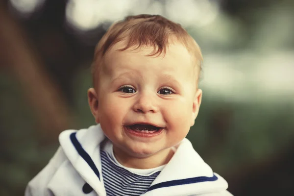 Šťastný chlapec s velkýma očima portrét — Stock fotografie