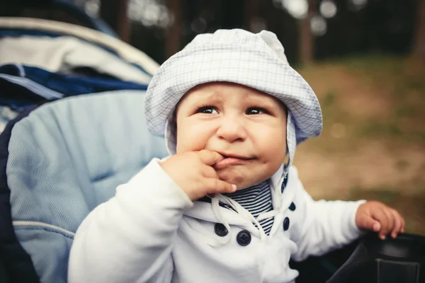 Funny baby porträtt i barnvagn — Stockfoto