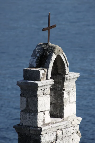 Vecchia chiesa sulla riva — Foto Stock