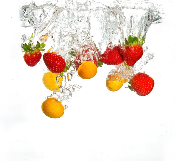 Strawberries and oranges falling — Stock Photo, Image