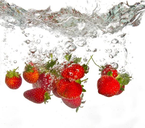 Fragole che cadono in acqua — Foto Stock