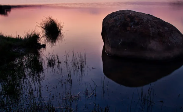 Nascer do sol sobre a barragem com o sol — Fotografia de Stock