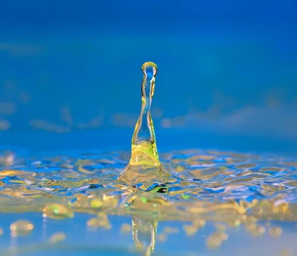 Geel en blauw water trechter — Stockfoto