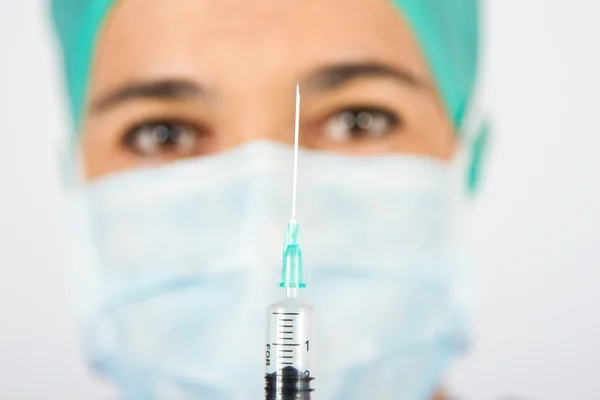 Ženské srdeční chirurg s injekční stříkačkou — Stock fotografie