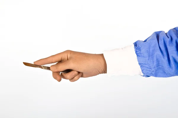 Chirurg hält Skalpell in der Hand — Stockfoto