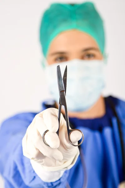 Женщина кардиохирург с ножницами — стоковое фото