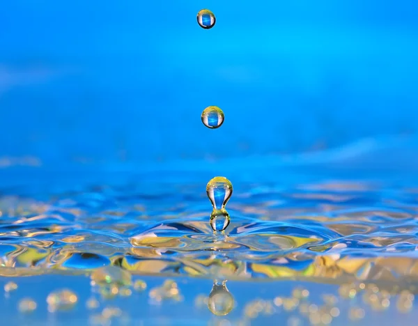 Entonnoir d'eau jaune et bleue — Photo