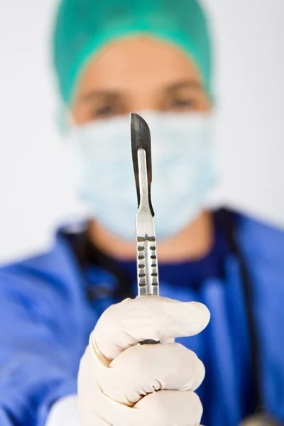 Chirurgien cardiaque féminin avec scalpel — Photo