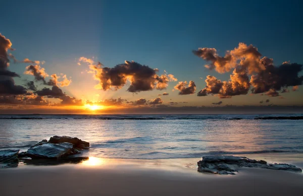 Sonnenaufgang über dem Meer mit der Sonne — Stockfoto