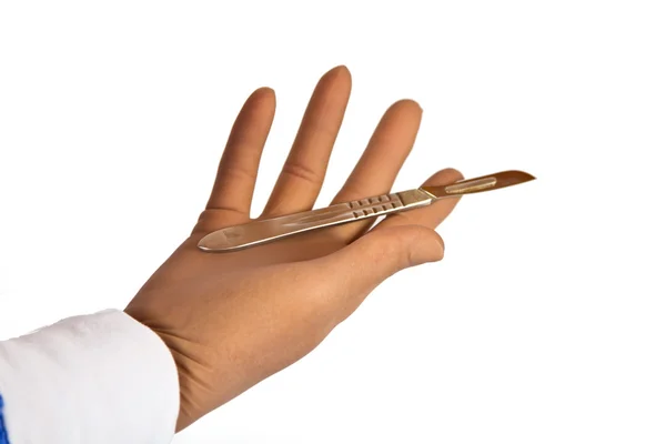 Chirurg scalpel in de hand houden — Stockfoto