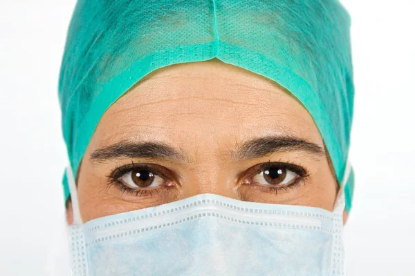 マスクを持つ女性の心臓 surgeone のクローズ アップ — ストック写真