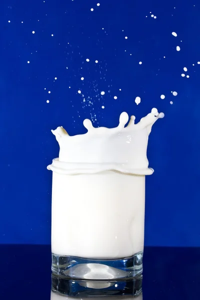 Milk splash in glass — Stock Photo, Image