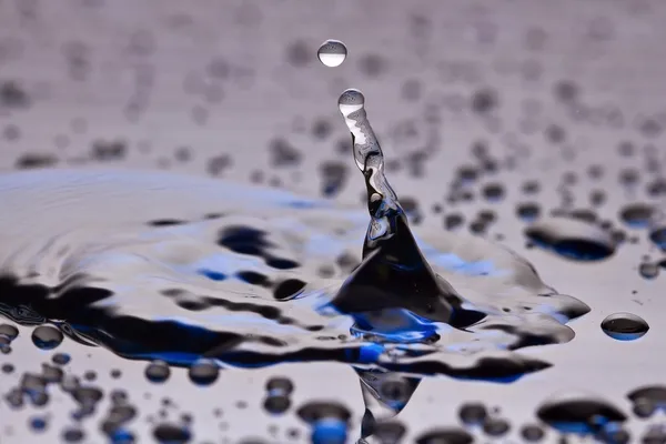 Goutte d'eau bleue et noire — Photo