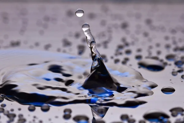 Goutte d'eau bleue et noire — Photo