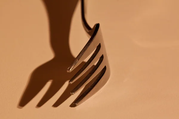 Single fork lying in low light — Stockfoto