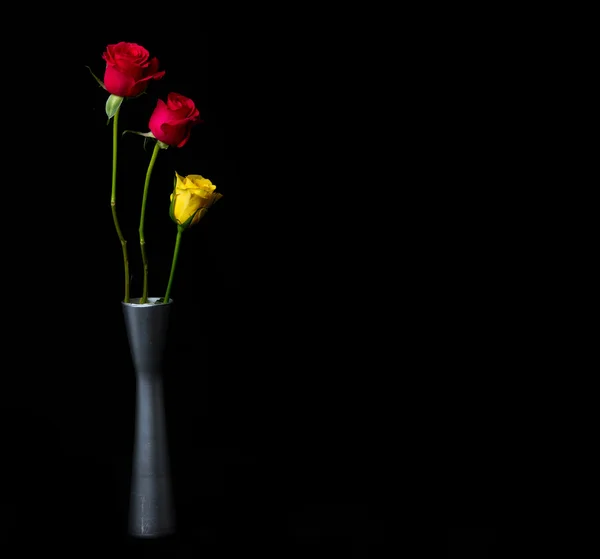 Gula och röda rosor i vas — Stockfoto
