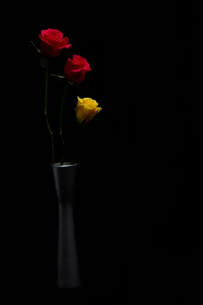 Roses jaunes et rouges en vase — Photo