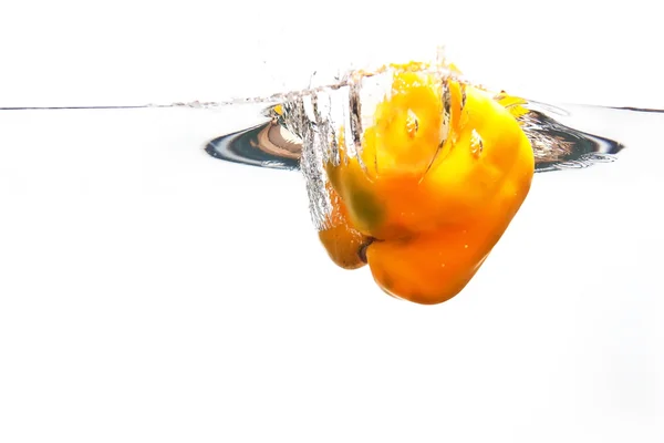 Pimienta amarilla cayendo en agua —  Fotos de Stock