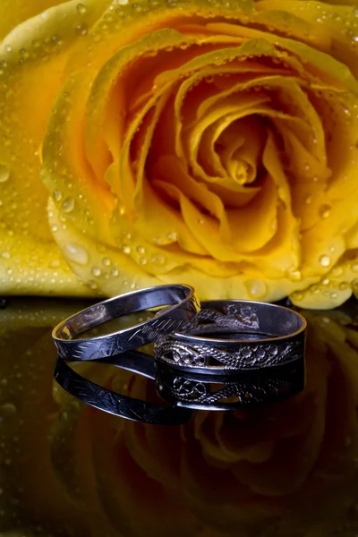 Rosa amarela com anel — Fotografia de Stock
