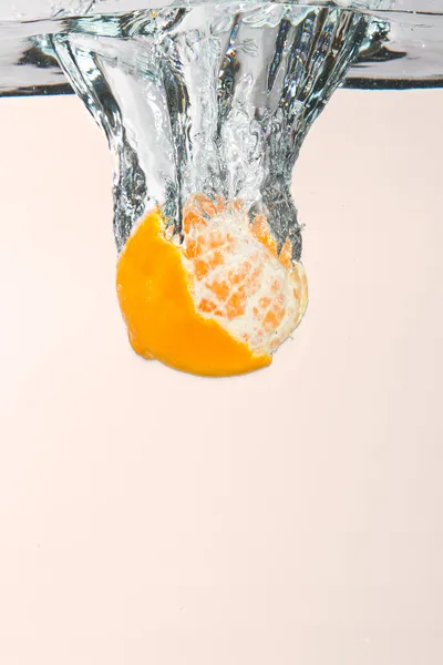 Orange falling into water — Stock Photo, Image