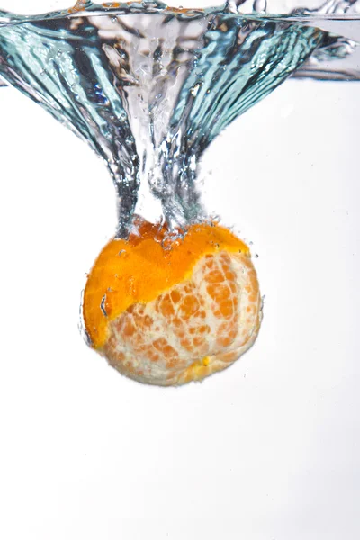 Orange tombant dans l'eau — Photo