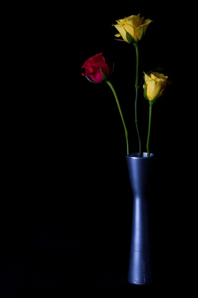 Sárga és piros rózsák a vázában — Stock Fotó