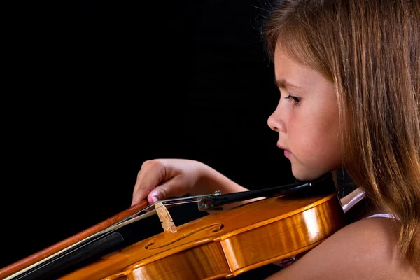 Girl playing violin in pink dress — Stock Photo, Image