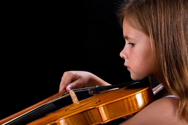 Girl playing violin in pink dress — Stok fotoğraf