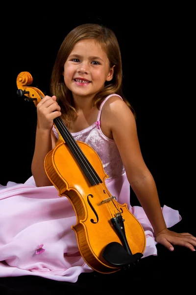 Dziewczynka gospodarstwa skrzypce w różowej sukience — Zdjęcie stockowe