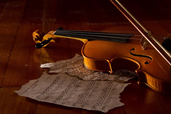 Hoja de violín y música — Foto de Stock