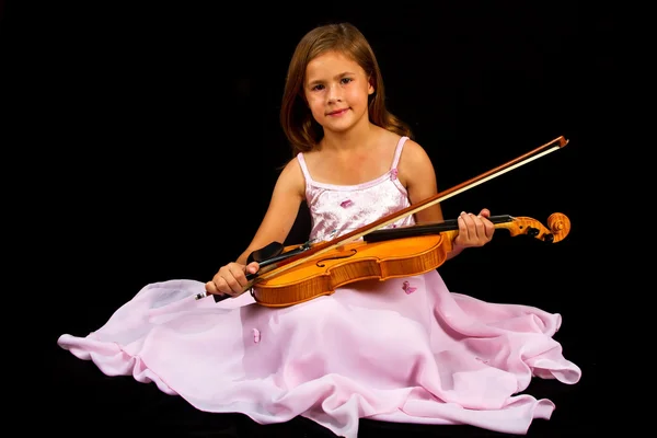 Chica sosteniendo violín en vestido rosa — Foto de Stock