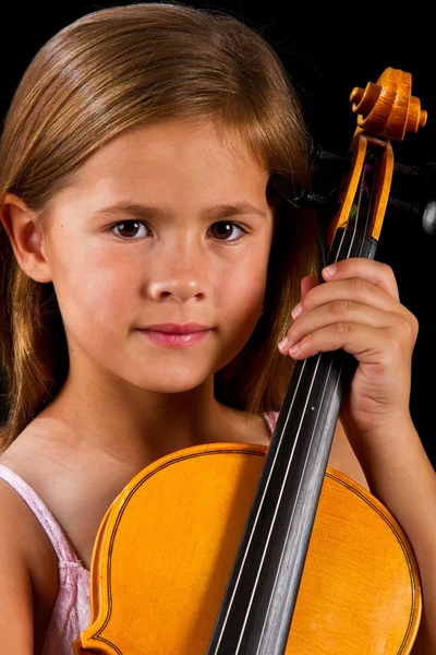 Chica sosteniendo violín en vestido rosa —  Fotos de Stock